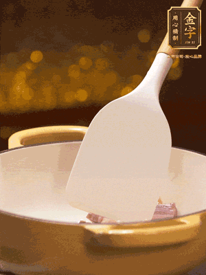 油溫7成熱，下蒜末、咸肉略微煸炒，再下絲瓜