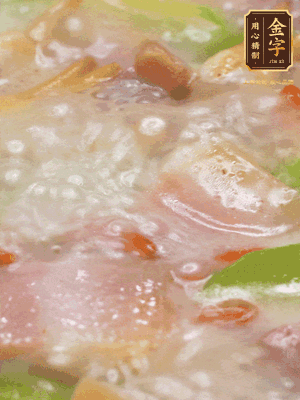 最后下蟶子，一點(diǎn)白胡椒調(diào)味，煮到白色湯汁出來(lái)。撒點(diǎn)枸杞點(diǎn)綴