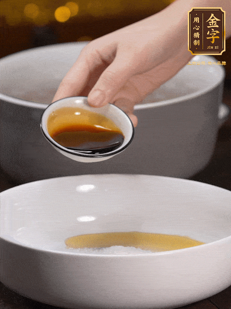 金字鹵牛肉切片，黃瓜切絲