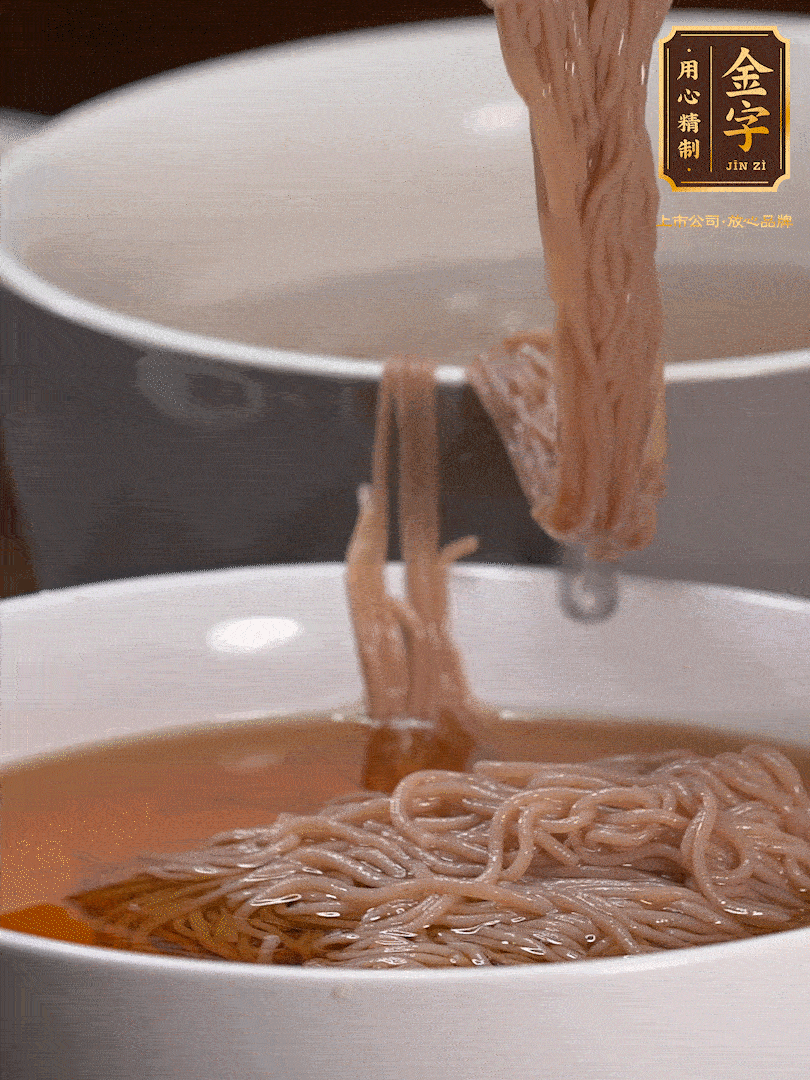 蘋果醋，一點(diǎn)鹽、糖、醬油，兌入涼白開水調(diào)成簡易冷面湯，放水箱冷藏