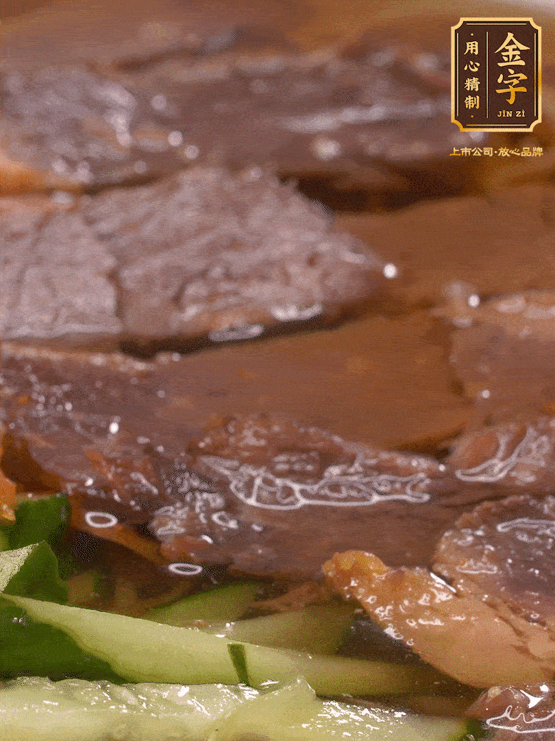 養(yǎng)麥冷面，涼水中清洗浸泡5分鐘，沸水中煮3分鐘，涼水漂洗沖涼