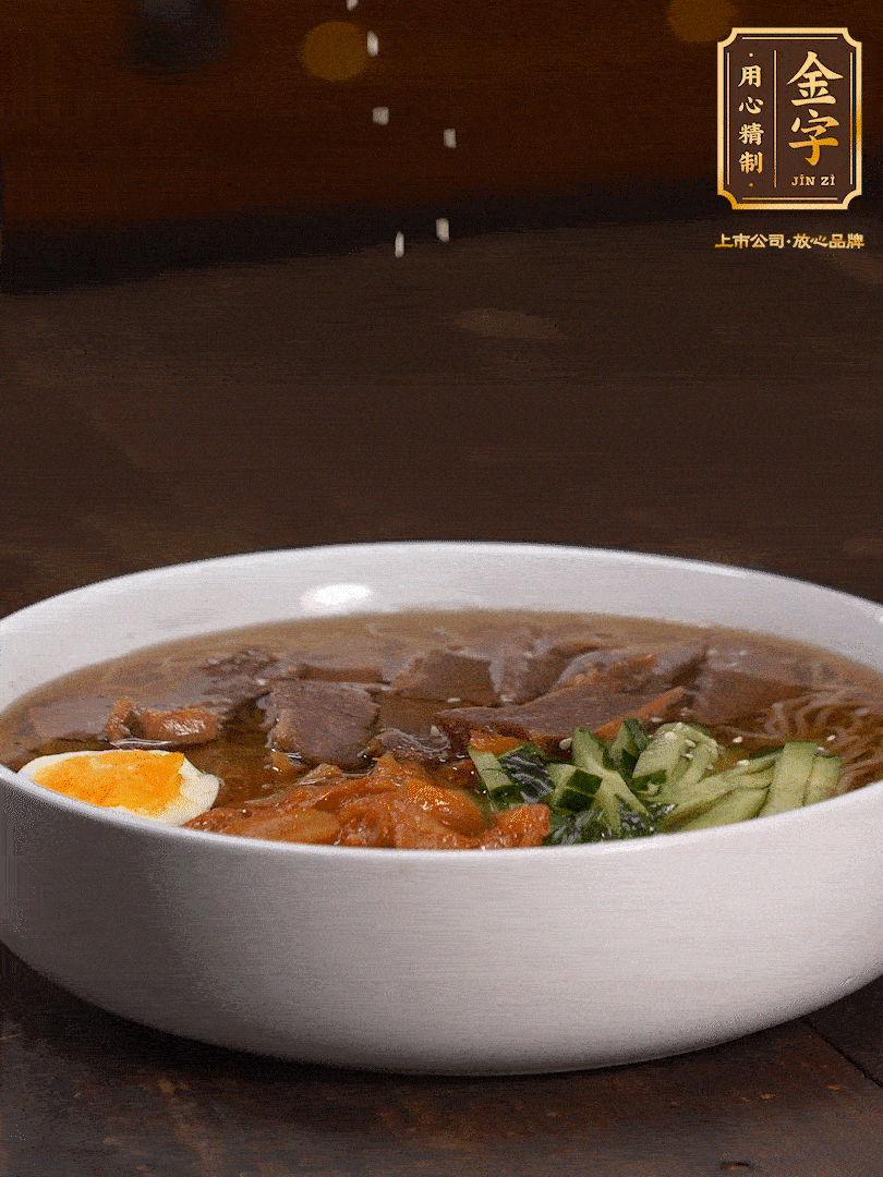 放入冰涼的冷面湯碼上黃瓜絲、泡菜、牛肉、雞蛋，撒點(diǎn)白芝麻