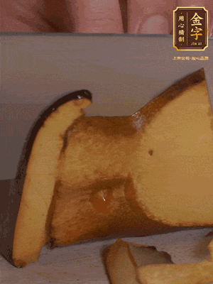 2個(gè)牛肝菌切丁，1個(gè)牛肝菌切片；金字香腸1根切丁，1根切片