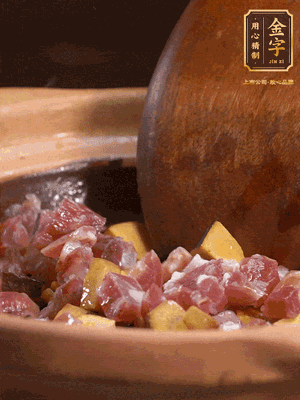 熱油下蒜片，倒入香腸丁、牛肝菌丁翻炒出香味