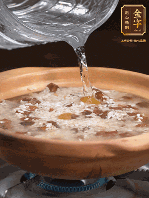 再倒入泡了30分鐘的大米翻拌均勻，加水稍微沒過（米水比例1:1），中火燜煮，到冒大泡，大致5分鐘