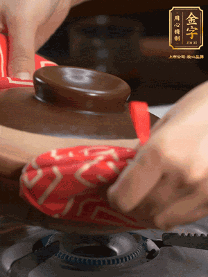 中火調(diào)成小火，鋪上香腸蓋蓋燜5分鐘。不斷轉(zhuǎn)動(dòng)瓦煲，讓側(cè)壁的飯形成飯焦