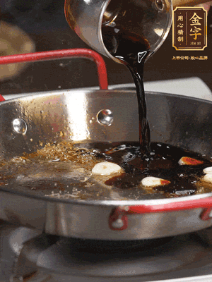 煲飯期間，用油煎熟牛肝菌。再用底油加醬油、蒜片調(diào)出鮮美醬汁