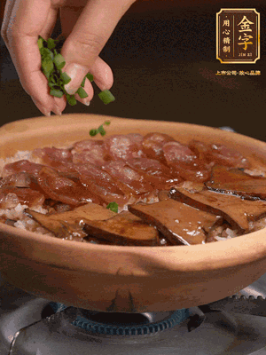 最后鋪上牛肝菌，爭(zhēng)分奪秒地倒上醬汁，撒點(diǎn)小蔥花