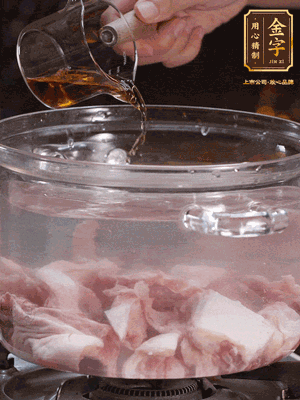 老鴨切塊，鍋里水煮開，鴨肉加姜片、料酒焯水