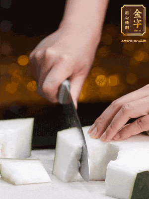 薏米提前浸泡好。冬瓜帶皮洗凈切塊