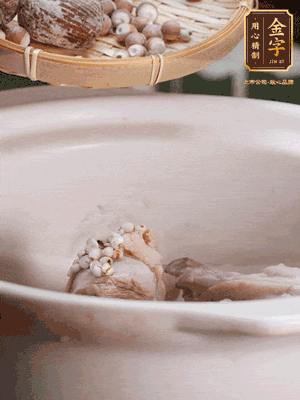 焯好水洗凈的鴨肉、薏米、芡實、蜜棗+適量水煲1小時