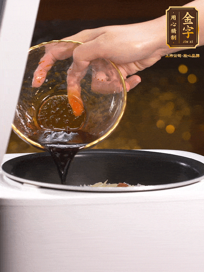 煮好后，淋上醬汁：2勺生抽、1勺老抽、1勺蠔油、半勺白糖、半勺香油、1勺水