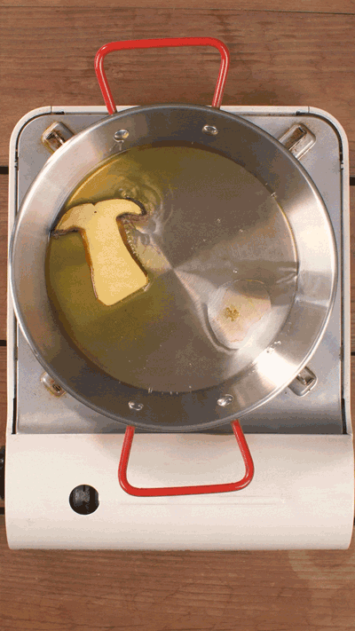 牛肝菌切片，用黃油煎熟