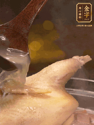 大火燒開后，撇去浮沫。轉(zhuǎn)小火燉2個小時