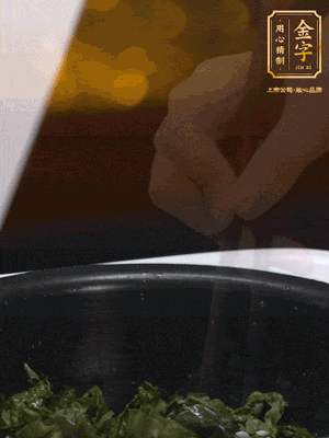 煮飯鍵開煮，根據(jù)個人口味加鹽