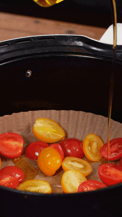 小番茄撒鹽胡椒，空氣炸鍋烤10分鐘至表面變皺