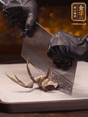 用刷子刷干凈六月黃，一斬二。把蟹蓋、蟹胃拿出來。