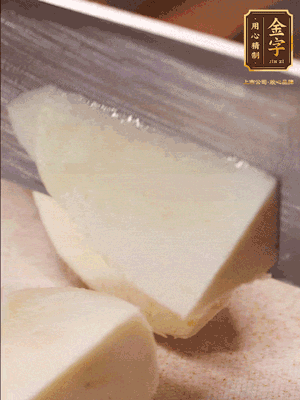 茭白去殼，底部一層老皮刨掉，切成滾刀塊