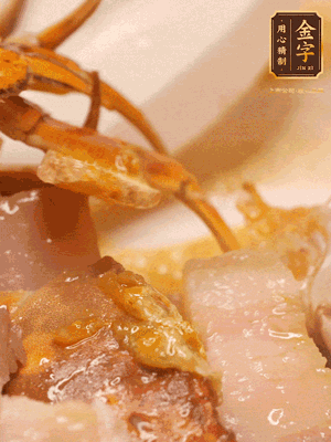 顏色變紅時(shí)，放蔥結(jié)、姜片煸香，再放咸肉、茭白、毛豆翻炒