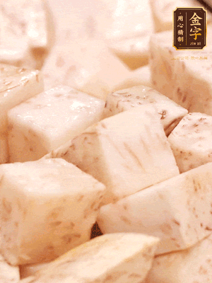 鍋上火下足油，將芋頭炸金黃色至熟