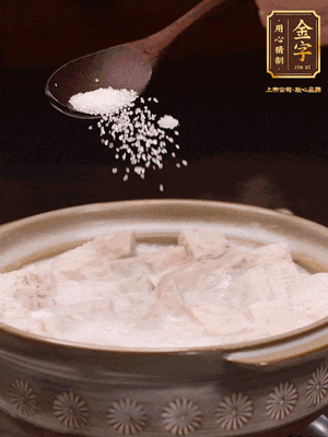 大火后改小火炆8分鐘左右，再加味精、精鹽，繼續(xù)炆至芋頭入味