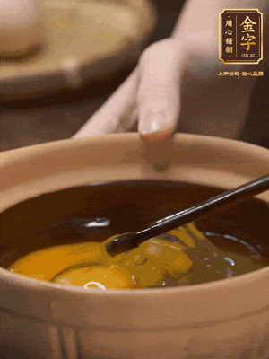 雞蛋打入砂鍋，充分打勻，1.5倍的溫水加一勺鹽，倒入蛋液中，攪拌均勻后用勺子舀去表面浮沫