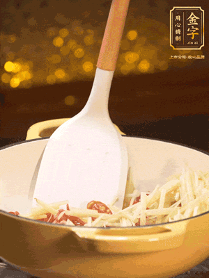 再放嫩姜絲，翻炒出姜絲的辣味