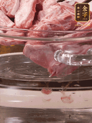 羊排清水洗凈，冷水浸泡30分鐘-2個小時，去除血沫。冷水下鍋，小火加熱析出血水后洗凈備用