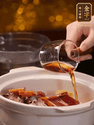 羊排、火腿、姜片一起入砂鍋，大火煮到沸騰