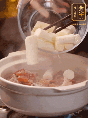 轉小火煮1個小時，再放入山藥煮30分鐘，最后加紅棗、枸杞