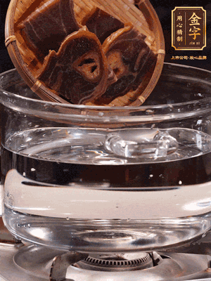 火腿蹄片，冷水下鍋，加蔥姜、料酒焯水