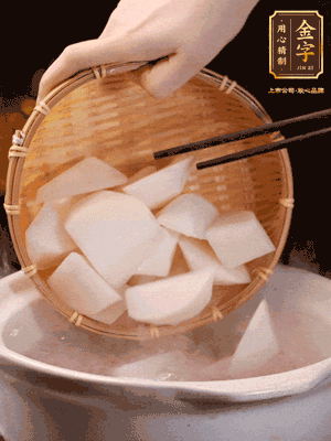 大火煮開(kāi)后，轉(zhuǎn)中小火燉40分鐘，挑出蔥結(jié)，再下蘿卜燉20分鐘