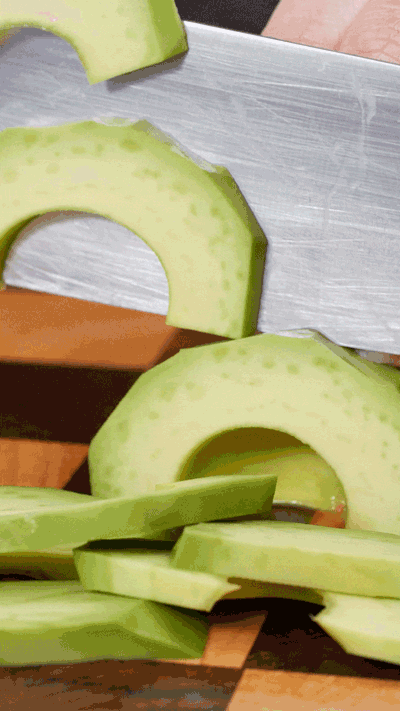 土司表面涂抹橄欖油，烤箱180°烤6 分鐘