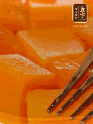 南瓜去皮，一半切塊備用，一半切塊蒸熟，碾成泥