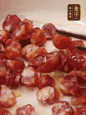 砂鍋熱油，下姜絲、香腸煸香