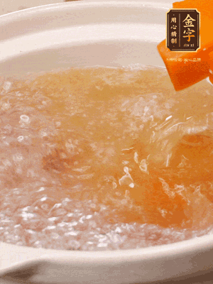 倒入開水、南瓜塊、南瓜泥中火煮5分鐘