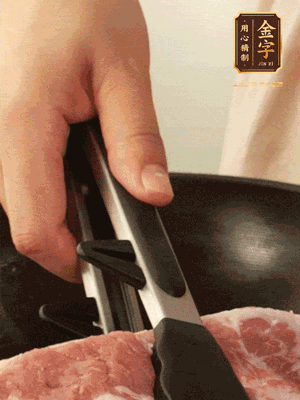 大塊五花肉皮面朝下，烙2-3分鐘