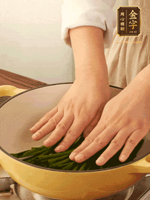 小蔥鋪在底部，放上生姜