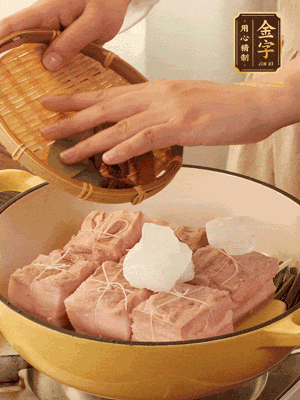 五花肉皮朝下，桂皮、八角、香葉、冰糖、生抽、花雕酒