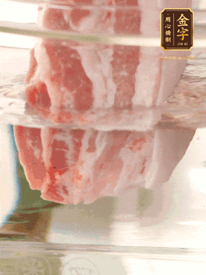 大塊豬五花冷水下鍋，蔥、姜、花雕酒焯水