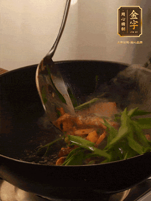 黃豆醬、鹽、糖調(diào)味，淋一圈花雕酒，蒜白先下，蒜葉后下