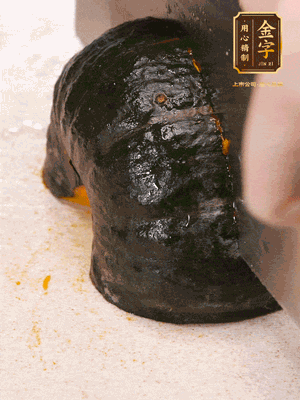 貝貝南瓜去皮，切成小塊。姜切絲