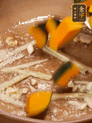 砂鍋倒一層底油，蒜粒、姜絲炒香后，再下南瓜翻炒30秒