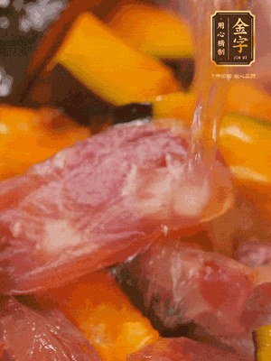 下香腸，倒沒過(guò)南瓜的水，加1/2勺鹽、1/2勺白糖、1勺蠔油燜8分鐘