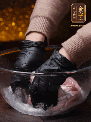 豬肚放入面粉、鹽、白酒，反復(fù)揉搓（重復(fù)3遍），洗掉表面的黏液。再把豬肚翻過來，剪去油脂，一樣反復(fù)揉搓干凈