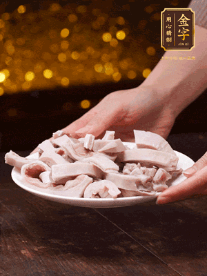 豬肚冷水下鍋，姜蔥料酒去腥，水開煮5分鐘，撈出，切小塊。