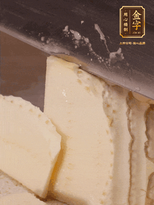 冬筍去殼切片，水開后煮2分鐘焯水
