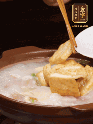 倒入開水大火煮開，轉(zhuǎn)中小火放咸肉，放一點(diǎn)點(diǎn)糖、味精慢燉10分鐘
