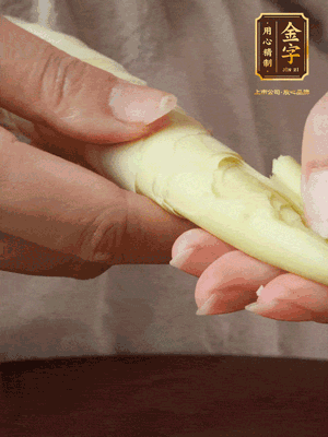 春筍沿著外皮豎著淺劃一刀，剝下外殼，切掉尾部的老根，切滾刀塊。（這個時候的春筍最為鮮嫩脆爽，不需要焯水去除澀味）