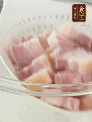 金字淡咸肉、排骨分別加料酒、蔥、姜冷水下鍋焯水，水開撇去浮沫撈出。